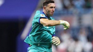 Juventus va nuevamente a la carga por el Dibu Martínez
