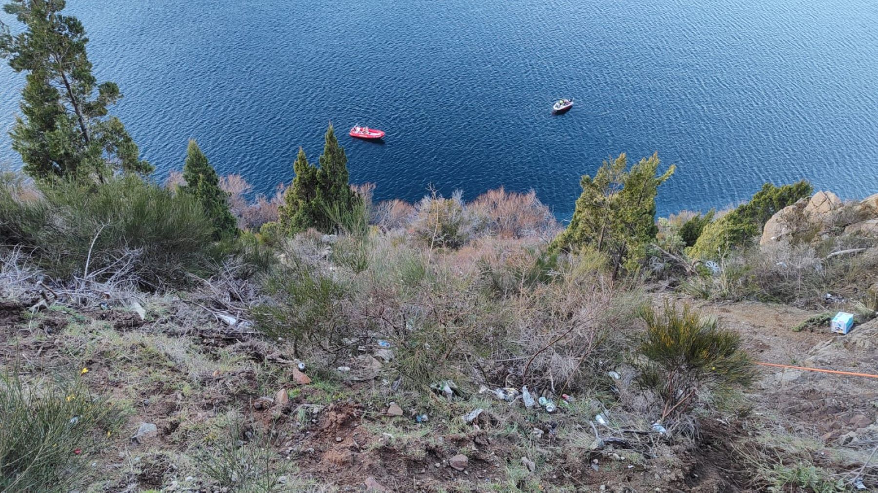Accidente en Ruta 40: un auto cayó al lago Lácar en San Martín de los Andes