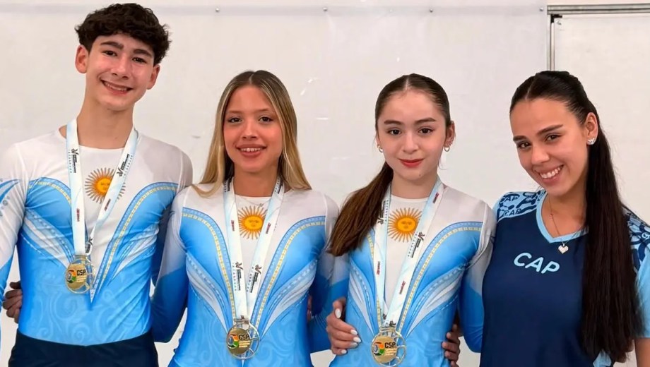 Santiago Astorga, Nahiara Chavarría y Catalina Prieto junto a la técnica Antonella Figueroa, representando a Italia Unida y a la Selección Argentina en Brasil. (Foto: Gobierno de Río Negro)