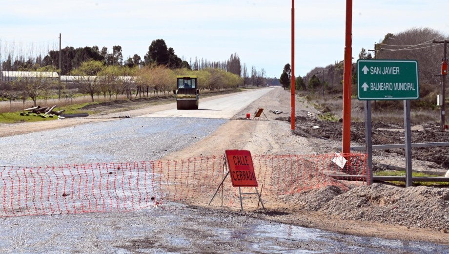 Restan unos 200 metros para completar el asfalto del acceso a San Javier. Foto: Marcelo Ochoa.