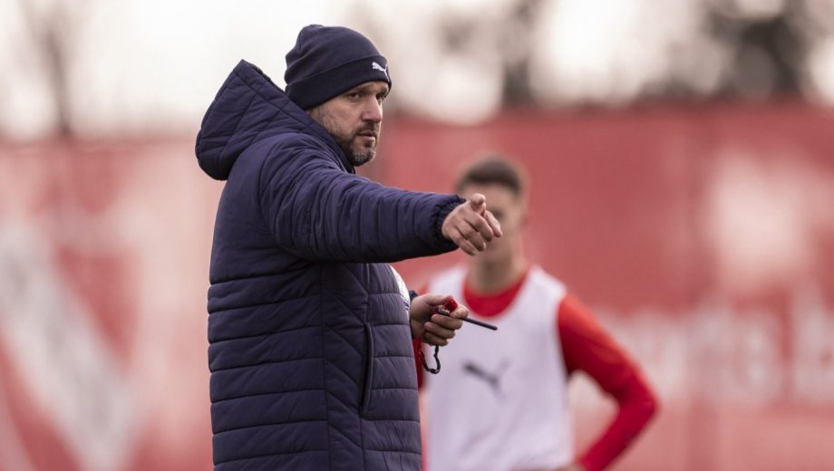 Jadson Viera, al mando de su primera práctica en Independiente. (Foto: @Independiente)