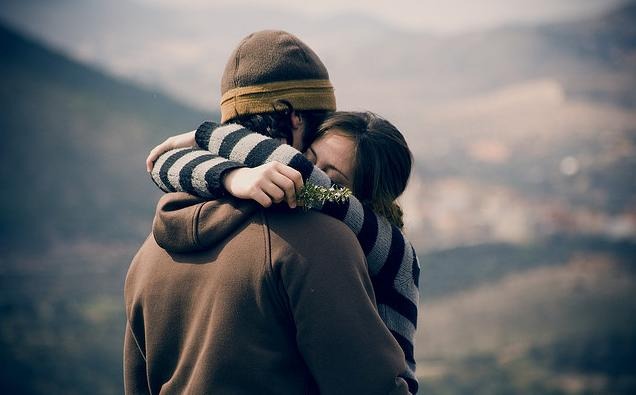 Efectos positivos del abrazo en la salud física y mental, según investigaciones