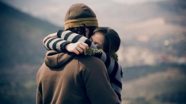 Qué pasa en el cuerpo cuando abrazamos a alguien: los efectos que encontró la ciencia