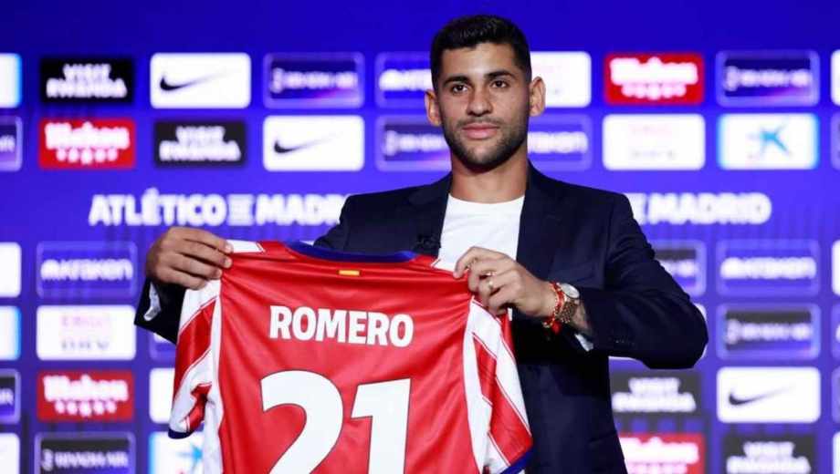 Cuti posó con la casaca rojiblanca en su presentación oficial. (EFE)