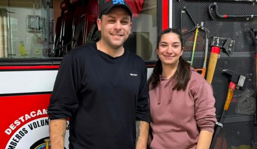 Los dos bomberos que asistieron el nacimiento de Francesca. Foto: gentileza