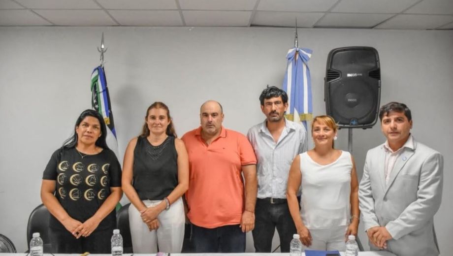 Los concejales junto a la intendenta Claudia Montanaro. Foto: gentileza. 