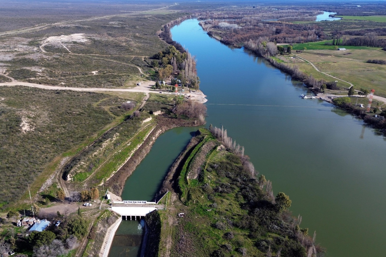 Inauguran la temporada de riego en el Valle de Viedma con agua en el Canal Principal