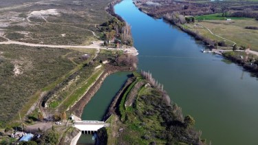 Abrieron las compuertas y el agua vuelve al Valle de Viedma: comenzó una nueva temporada de riego del Idevi