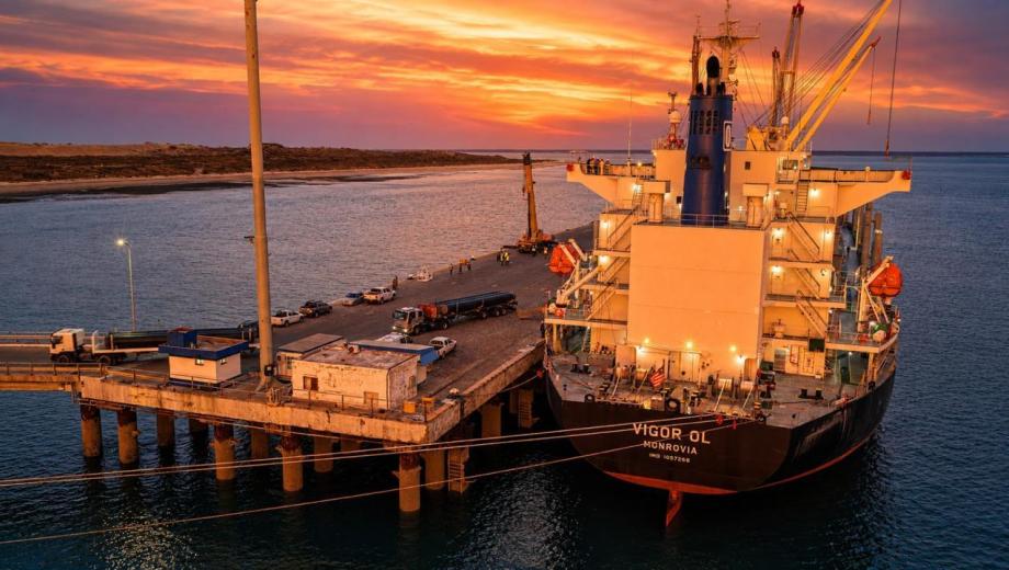 El primero de once barcos repletos de caños para la obra del gasoducto llegó al puerto de San Antonio Este esta semana.
