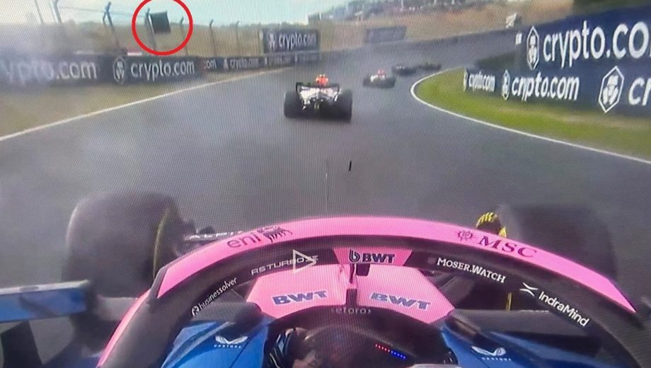 La imagen es elocuente. Colapinto transita la curva 13, ya habiendo chocado Verstappen metros adelante, y en ningún momento se enciende la señal de bandera amarilla. 