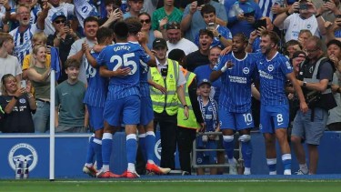 Sin Dibu Martínez, Aston Villa sufrió una dura goleada ante Brighton en el inicio de la Premier League