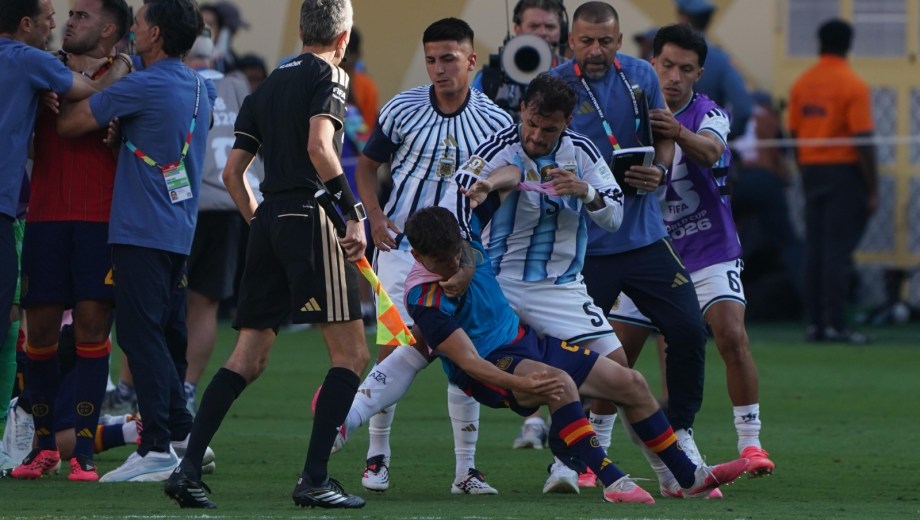 Leandro Paredes podrá cumplir su sanción en partidos amistosos. (Foto: Clarín Fotografía)