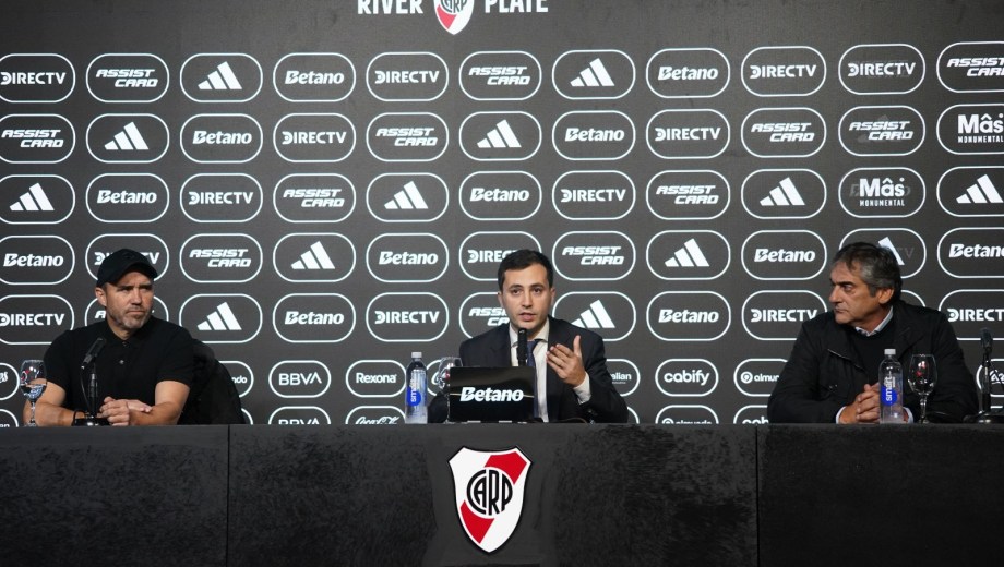 Eduardo Coudet se despidió de River Plate en conferencia de prensa junto a Stefano Di Carlo y Enzo Francescoli. (Clarín)