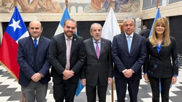 Rolando Figueroa mostró a Neuquén en Chile y dijo que el asfalto del paso Pichachén empezará en 2027