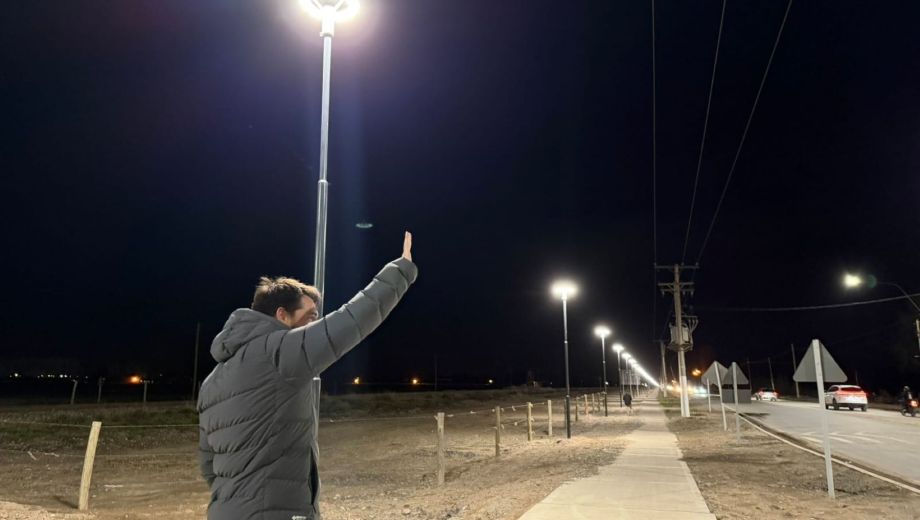 Se inauguró 2,5 kilómetros de alumbrado desde la calle Mosconi hasta Puente 83. Foto: gentileza. 