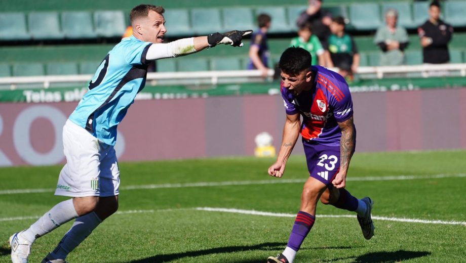 El polémico penal que repitió Thiago Almada en River contra Banfield: ¿hubo invasión?
