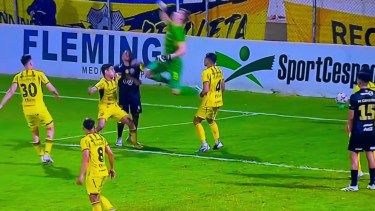 Susto en el fútbol de Paraguay: un arquero argentino lesionó de un rodillazo a su compañero