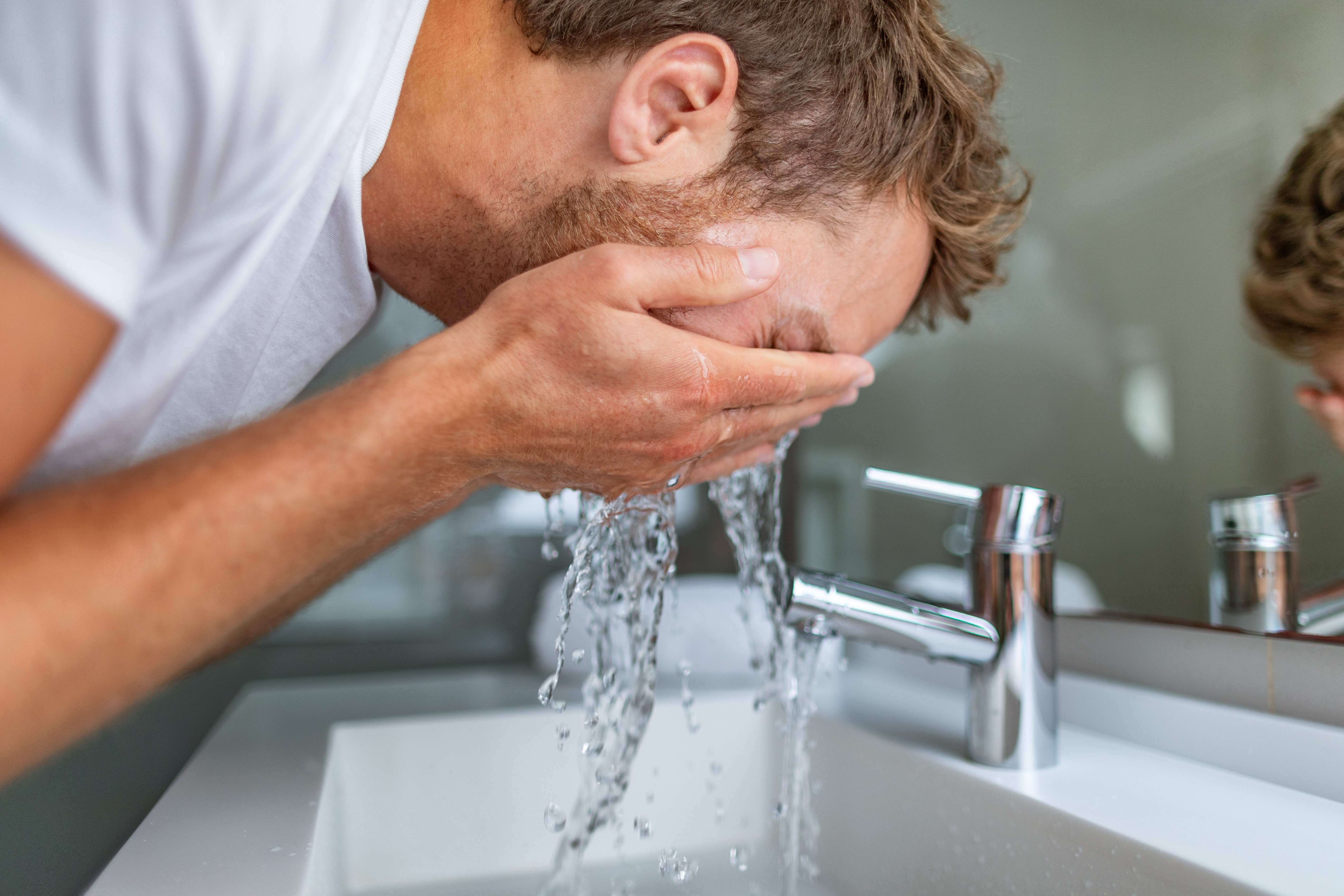 Errores comunes al lavarse la cara por la mañana, según dermatólogos