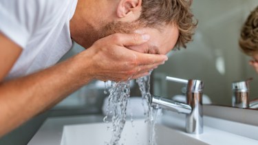 El error que casi todos cometen al lavarse la cara por la mañana, según dermatólogos