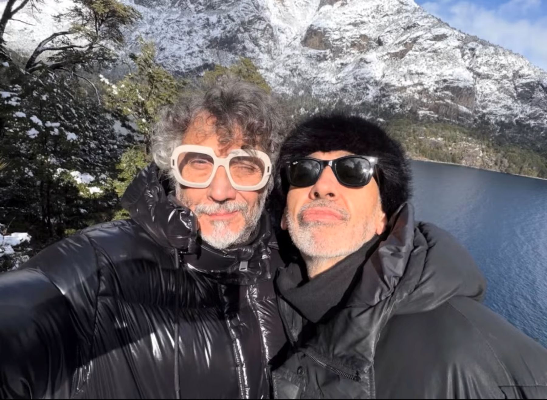 Fito Páez disfruta de la nieve en Bariloche con amigos y artistas