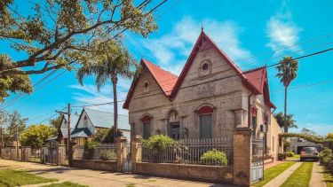Joyas de la arquitectura y misterio masón: viaje al pueblo santafesino de 2.000 habitantes que quiere ser el más lindo del mundo