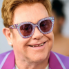 Imagen de Del quirófano a la alta joyería: la insólita parte de su cuerpo que Elton John lleva colgada en su cuello