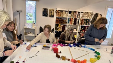 El hobby de la abuela en alza: por qué hace tan bien tejer, según una emprendedora neuquina