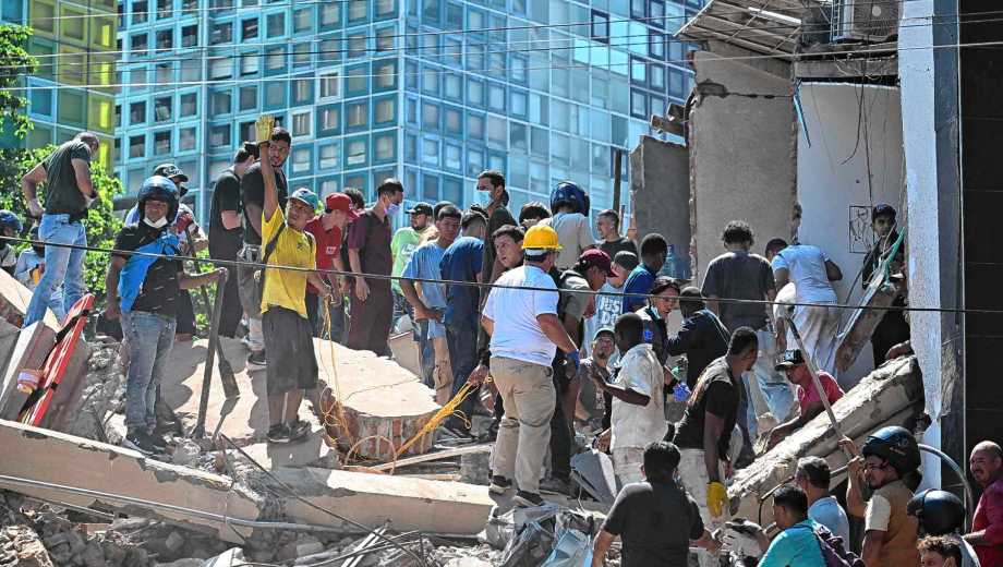 Derrumbe de edificios por el terremoto. Foto: AP.