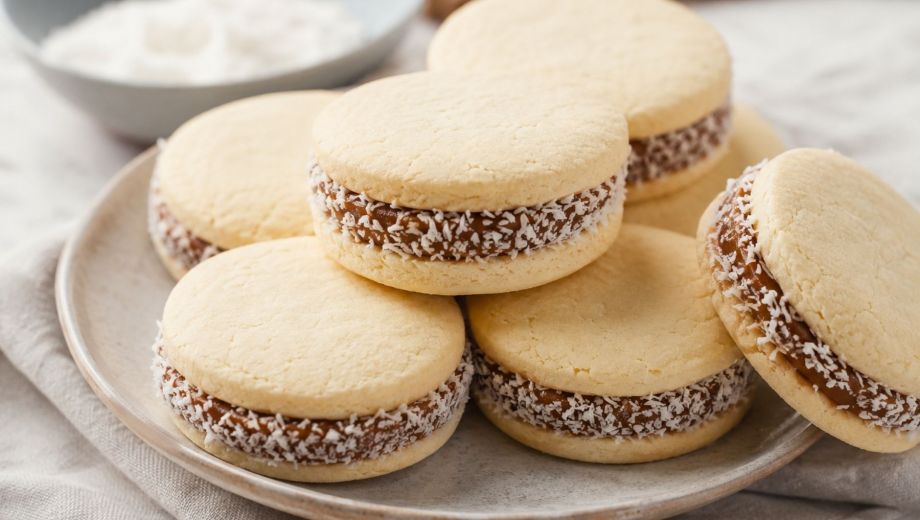 Alfajores caseros con coco y dulce de leche.