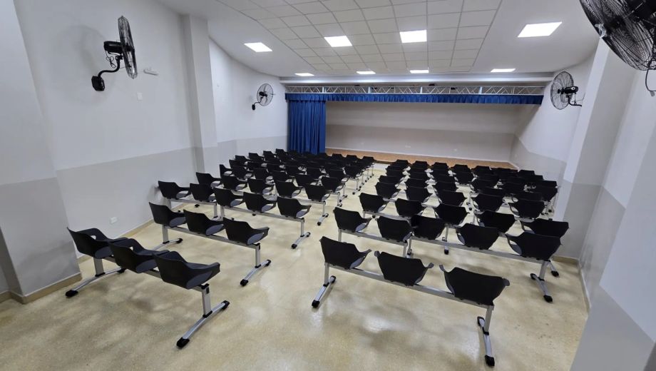 Escuela de Viedma renovó su auditorio tras el desprendimiento del techo. Foto: gentileza