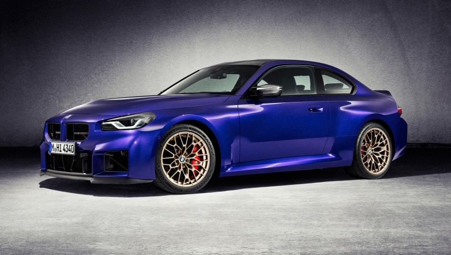 El M2 CS alcanza 530 CV y 650 Nm con tracción trasera pura. Acelera de 0 a 100 km/h en 3,8 segundos y supera los 300 km/h.