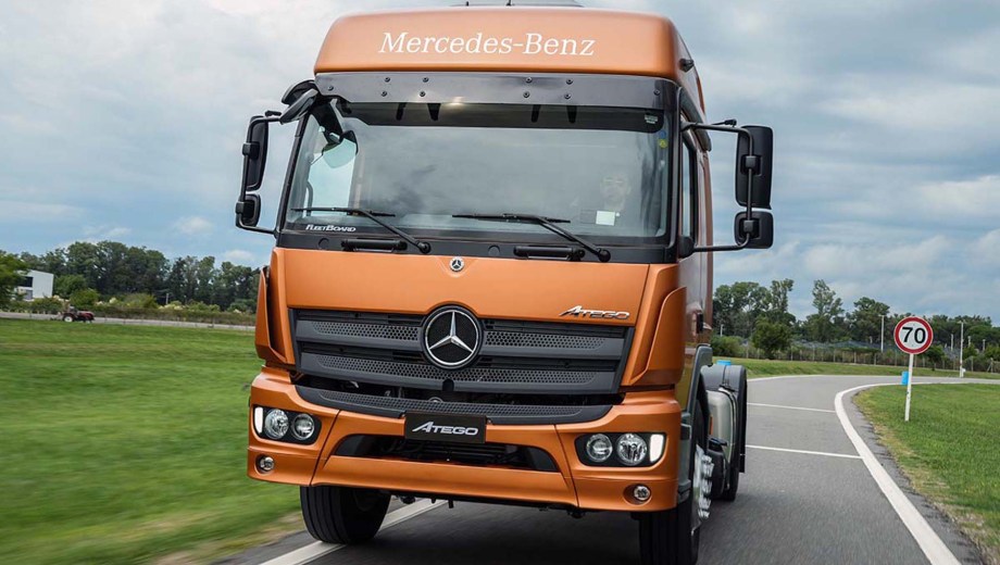 El podio de marcas: Mercedes-Benz lideró el mes con 506 unidades (31,0% del mercado), seguida por Iveco con 345 (21,1%) y Scania con 280 (17,1%).