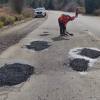 Imagen de Vialidad Nacional realiza bacheo en frío en la Ruta 40 entre Bariloche y El Bolsón