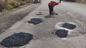 Vialidad Nacional realiza bacheo en frío en la Ruta 40 entre Bariloche y El Bolsón