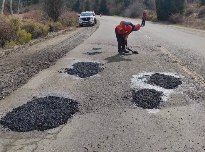 Tareas de bacheo de Vialidad Nacional en la Ruta 40, en Río Negro. Gentileza
