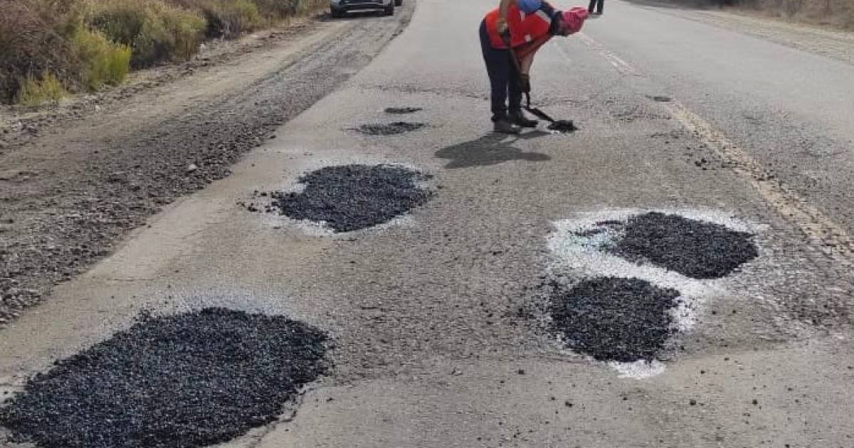 Bacheo en frío en la Ruta 40 entre Bariloche y El Bolsón