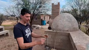 Dejó la fábrica y se fue a vivir a las sierras de Córdoba: así construyó su casa con adobe y madera
