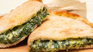 Cómo hacer un tentador calzone de espinaca y quesos