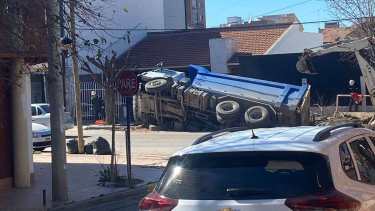 Un camión volcó en el oeste de Neuquén este jueves
