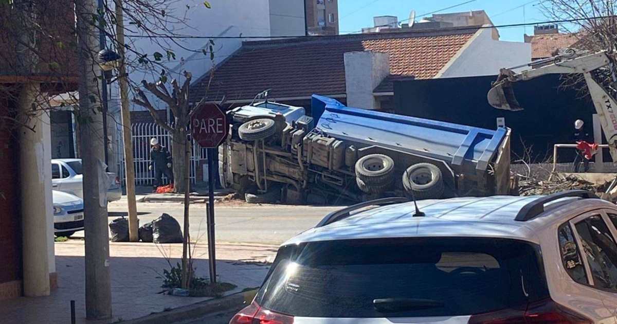 Accidente: camión volcó en la calle Colón de Neuquén