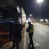 Imagen de Dos camioneros de Brasil cruzaron en rojo en la Ruta 7 y casi chocan a un ciclista en Centenario: vecinos los frenaron