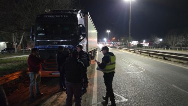 Dos camioneros de Brasil cruzaron en rojo en la Ruta 7 y casi chocan a un ciclista en Centenario: vecinos los frenaron