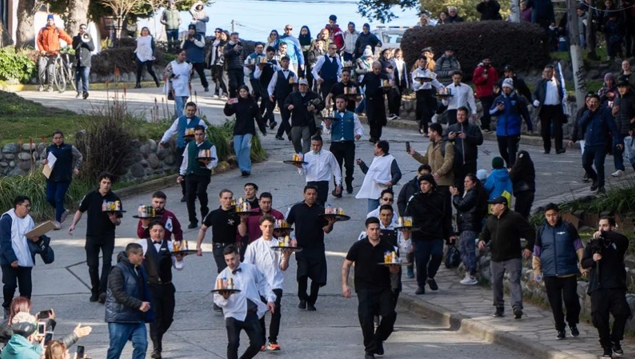 La carrera de mozos es una de las actividades tradicionales de la 55° edición de la Fiesta de la Nieve. Archivo
