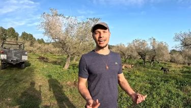 Cansado de alquilar, se fue a vivir al campo con sus perros: «Acá hay trabajo, falta gente joven»