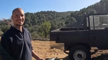 Imagen de Se fue a vivir al campo con su perro: así es la casa autosuficiente de Juan