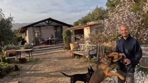 Juan se cansó de alquilar y se fue a vivir al campo con sus perros: «Acá hay trabajo, falta gente joven»