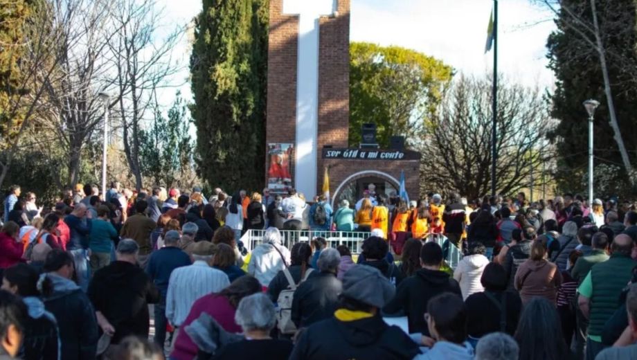 La misa central fue oficiada por el Oispo de Viedma, Esteban Laxague. FOTO: Gentileza 7enpunto.com