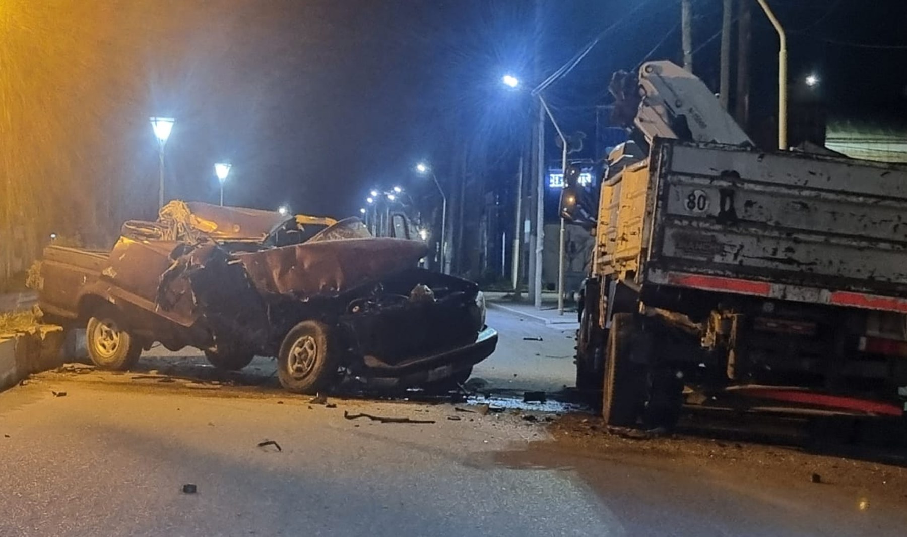 Choque en Cervantes: joven alcoholizado choca contra camión estacionado