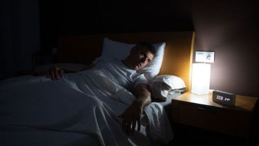 Los especialistas explican qué significa despertarse siempre a la misma hora durante la madrugada