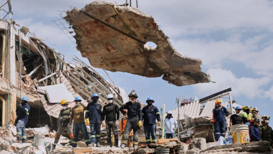 Los rescatistas continúan con el retiro de escombros tras el terremoto. Foto: AP.